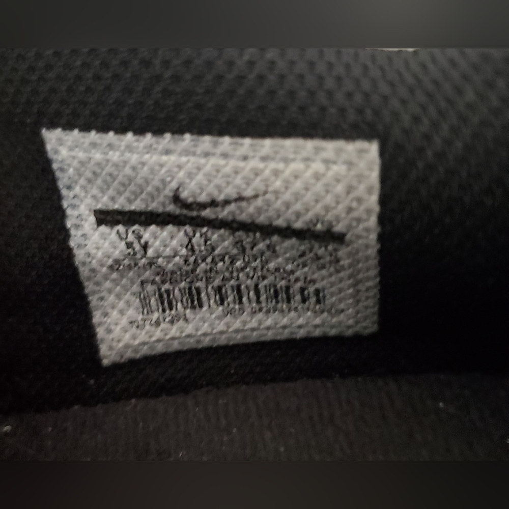 Nike Kids Shoes in Black and Yellow - Picture 7 of 7